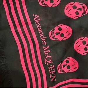 Alexander McQueen Skull Scarf - black & hot pink